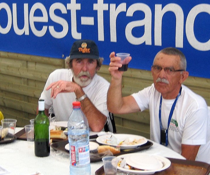 2011-08-26 23 05 Rando Plouay Tous a table.JPG